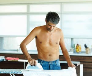 hombre planchando hombre-planchando